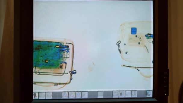 Skannade bagaget på skärmen x-ray scanner på flygplatsen — Stockvideo