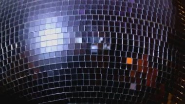 Gece kulübünde dönen disko aynalı küreyi