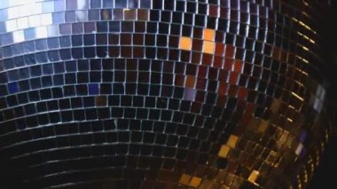 Gece kulübünde dönen disko aynalı küreyi