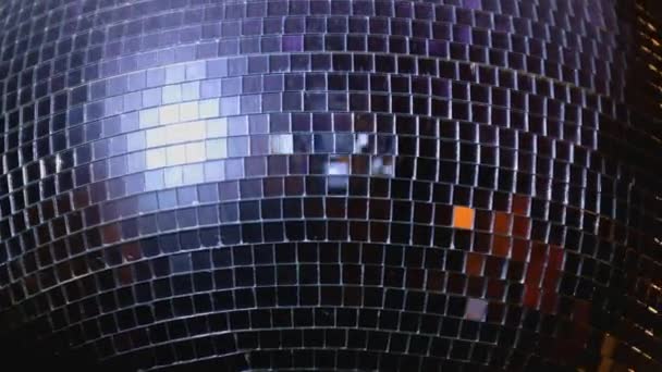 Roterende disco mirror ball op de night club — Stockvideo