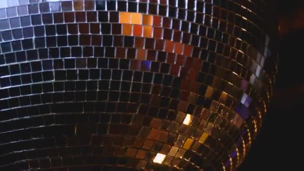 Обертається диско-дзеркальний м'яч в нічному клубі — стокове відео