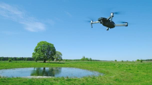 Skládací drone flying na modré obloze — Stock video