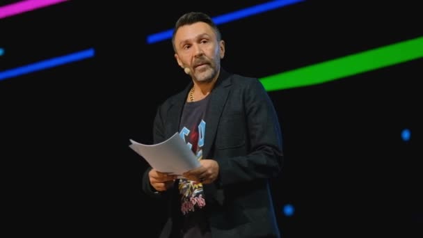 Rosyjski rock muzyk sławna Sergey Shnurov wykonuje na konferencji biznesowej — Wideo stockowe