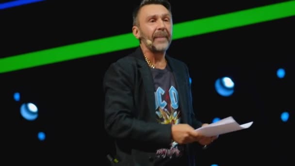 Russian rock musician celebrity Sergey Shnurov performs at the business conference — Stock Video