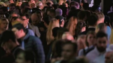 Kalabalık kapalı yürüyüş insanlar yürüyüş.