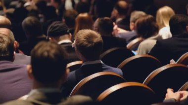 Öğretim görevlisi Konferansı'nda seyirci dinler