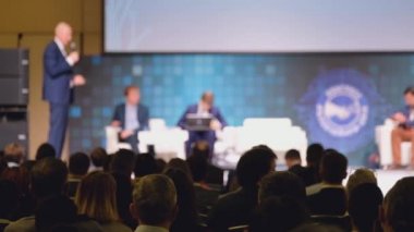 Öğretim görevlisi Konferansı'nda seyirci dinler