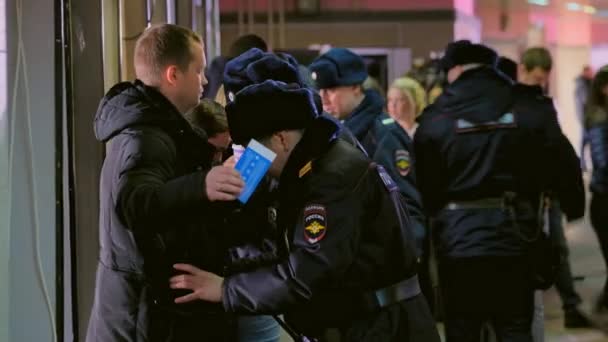 Control de seguridad policial en la entrada del pasillo — Vídeos de Stock