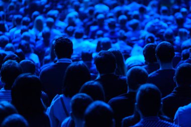 Öğretim görevlisi Konferansı'nda seyirci dinler