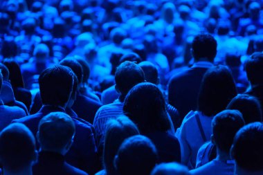 Öğretim görevlisi Konferansı'nda seyirci dinler