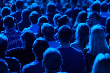 Öğretim görevlisi Konferansı'nda seyirci dinler