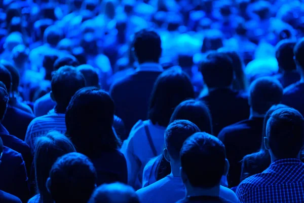 El público escucha al conferenciante en la conferencia — Foto de Stock