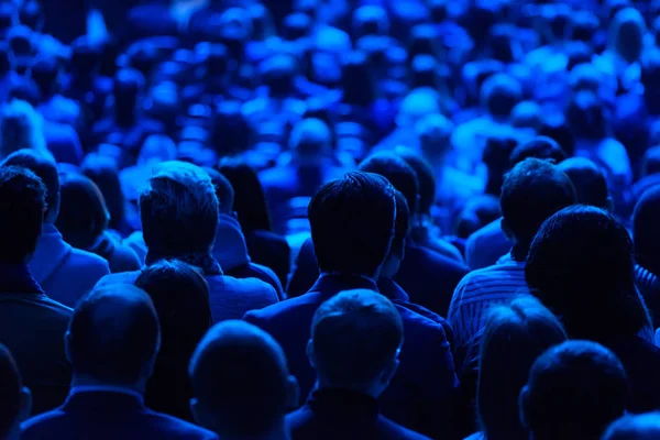 Publiek luistert naar de docent tijdens de conferentie — Stockfoto