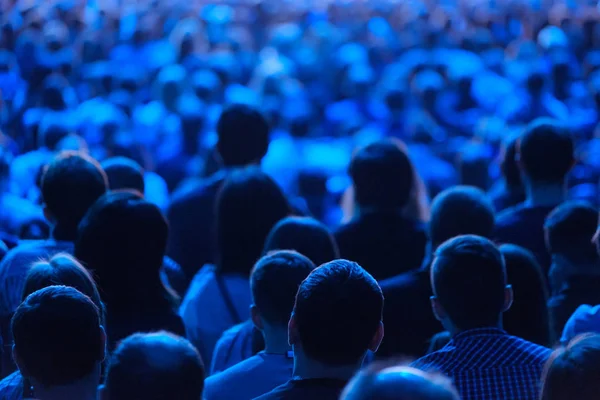 Öğretim görevlisi Konferansı'nda seyirci dinler