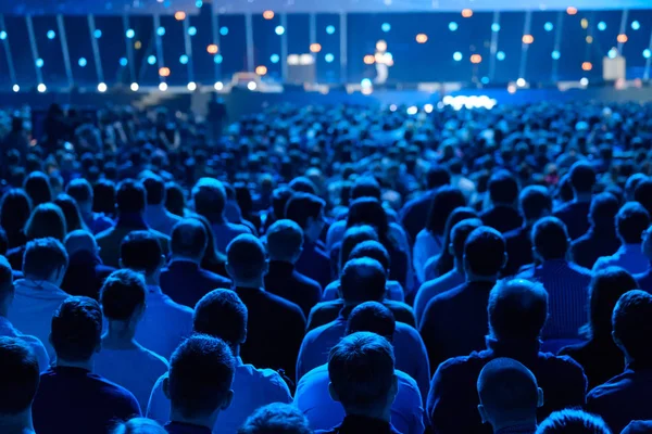 El público escucha al conferenciante en la conferencia — Foto de Stock