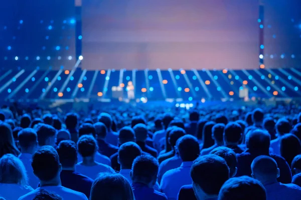 El público escucha al conferenciante en la conferencia — Foto de Stock