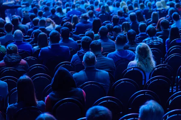 Publiek luistert naar de docent tijdens de conferentie — Stockfoto