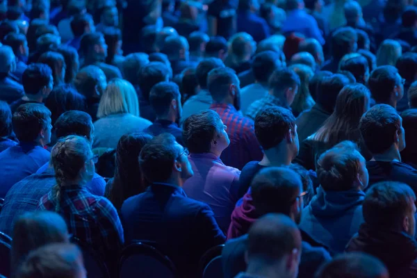 El público escucha al conferenciante en la conferencia — Foto de Stock