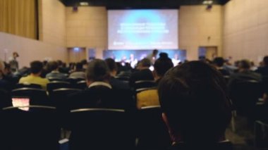 Öğretim görevlisi Konferansı'nda seyirci dinler