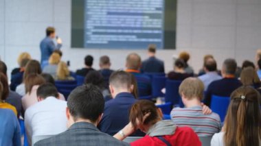 Öğretim görevlisi Konferansı'nda seyirci dinler