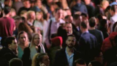 Kalabalık kapalı yürüyüş insanlar yürüyüş.