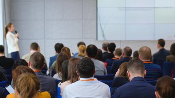 Audiência ouve palestrante na conferência — Vídeo de Stock