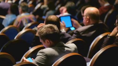 Öğretim görevlisi Konferansı'nda seyirci dinler