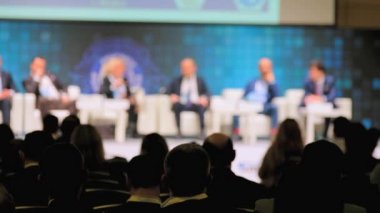 Öğretim görevlisi Konferansı'nda seyirci dinler