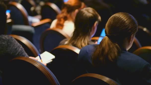 El público escucha al conferenciante en la conferencia — Vídeos de Stock