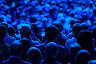 Öğretim görevlisi Konferansı'nda seyirci dinler