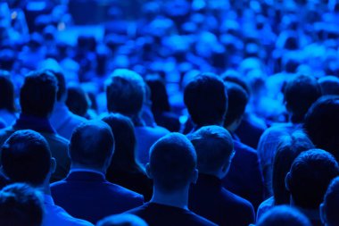 Öğretim görevlisi Konferansı'nda seyirci dinler