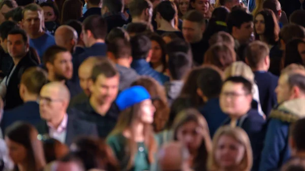 Foule de personnes marchant à l'intérieur . — Photo