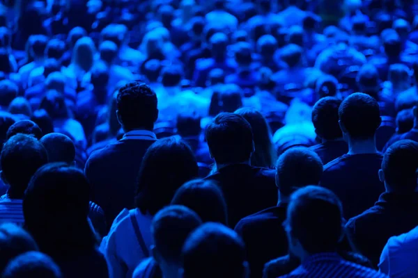 El público escucha al conferenciante en la conferencia — Foto de Stock