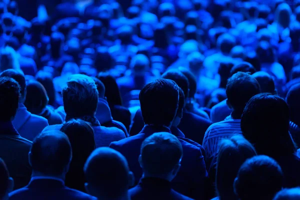 Publiek luistert naar de docent tijdens de conferentie — Stockfoto