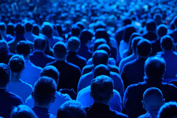 El público escucha al conferenciante en la conferencia — Foto de Stock