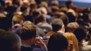 Öğretim görevlisi Konferansı'nda seyirci dinler