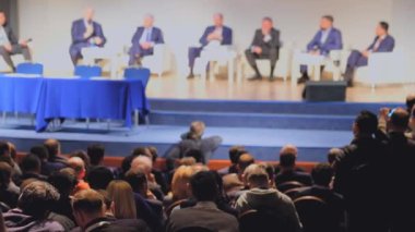 Öğretim görevlisi Konferansı'nda seyirci dinler