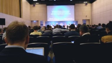 Öğretim görevlisi Konferansı'nda seyirci dinler