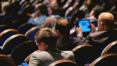 Öğretim görevlisi Konferansı'nda seyirci dinler