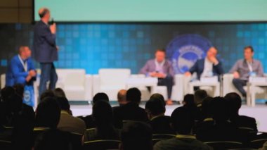 Öğretim görevlisi Konferansı'nda seyirci dinler