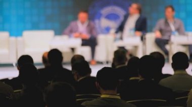 Öğretim görevlisi Konferansı'nda seyirci dinler