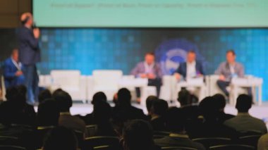 Öğretim görevlisi Konferansı'nda seyirci dinler