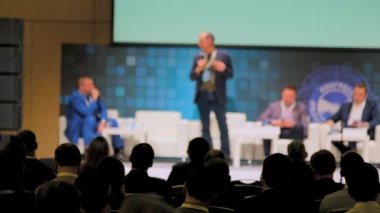 Öğretim görevlisi Konferansı'nda seyirci dinler