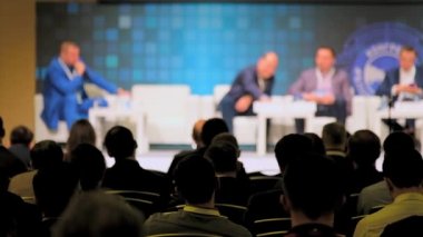 Öğretim görevlisi Konferansı'nda seyirci dinler