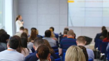 Öğretim görevlisi Konferansı'nda seyirci dinler