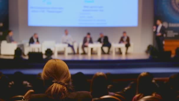 Publiek luistert naar de docent tijdens de conferentie — Stockvideo