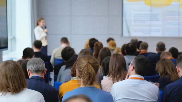 Il pubblico ascolta il docente alla conferenza — Video Stock