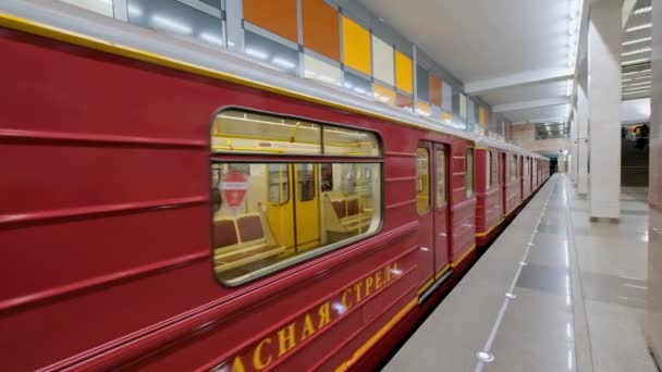 Gente caminando en el tránsito en metro — Vídeos de Stock