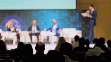 Öğretim görevlisi Konferansı'nda seyirci dinler