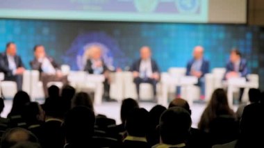 Öğretim görevlisi Konferansı'nda seyirci dinler